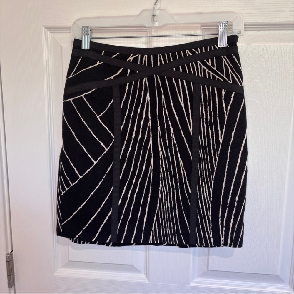 Ann Taylor Black Mini Skirt with White Design - Size 0 Petite